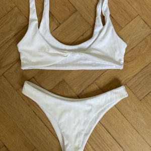 zaful bikini - vit ribbad bikini, aldrig använd, köpt på zaful