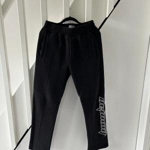 Demont byxor - Säljer dessa byxor använda en gång då ja beställt en lite liten storlek skick 9/10 liknar Palm angels byxor i stilen