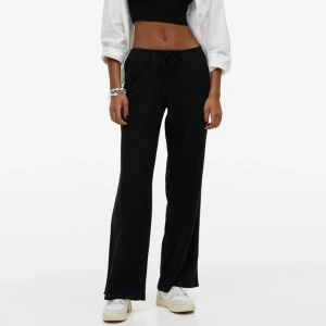 Linnebyxor från hm - Säljer ett par svarta lågmidjade linnebyxor från hm i XS då jag köpt de i en annan storlek. De är helt oanvända med prislapp och oftast slutsålda på hemsidan. Skicka PM vid frågor❤️