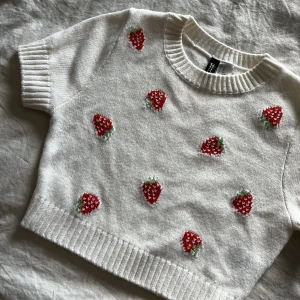 Croptop  - Stickad croptop från hm som tyvärr är för liten för mig. Aldrig använd. 