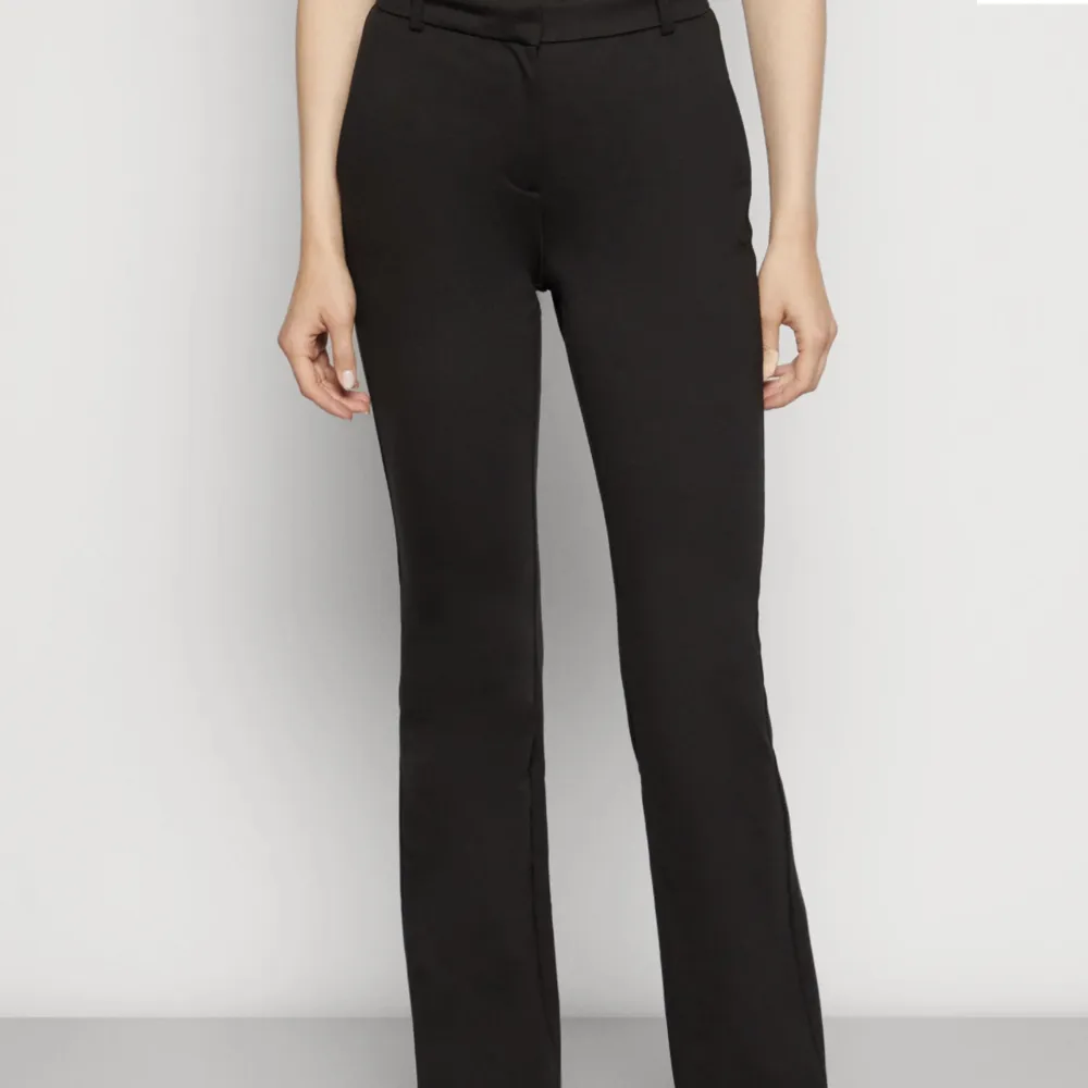 Svarta kostymbyxor från Vero Moda som är väl använda men fortfarande bra skick💓 använd köp nu och pris kan alltid diskuteras.. Jeans & Byxor.