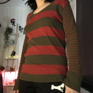 Söt tröja! - Säljer denna söta tröja som jag köpte för typ ett år sedan, bra skick och så skönt material! Fina färger också🫶 