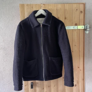 Overshirt - Skit snygg overshirt i färgen mörkblå. Lite noppig men inget som gör den fulare. 