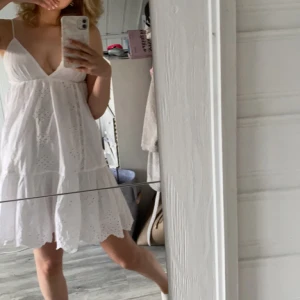 Zara Klänning - Säljer denna superfina sommarklänningen ifrån Zara, jättefin till skolavslutning. Fin snörning där bak som man knyter. Använd nån gång förra sommaren men den är i fint skick!Skriv vid frågor. (Budgivning avslutas den 23e maj)