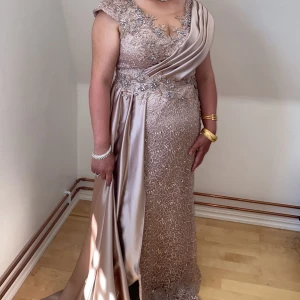 Festklänning  - Använt 1 gång, jättefin skick och behöver bara skickas till kemtvätt. 