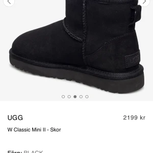 Uggs - Svarta snygga äkta Uggs, köpta för 2 år sedan men har inte kommit till användning tyvärr. Mamma har tyvärr slängt skolådan, men har kvar kortet som man fick med:)storlek 39 men passar även mig som har 38,Köpta för 2200kr, skriv om ni har någon fråga❤️