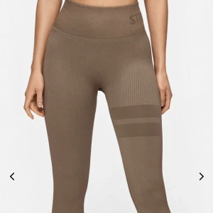 Stronger tights - Seamles rib i färgen ”falcon seamless” (brunaktig). Nyskick, storlek medium, ärvde av min kusin men tyvärr för stora för mig som brukar ha XS i vanliga fall🫶