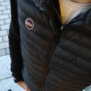 Colmar väst - Nästa ny använt några gånger. Storlek 48 motsvarar M. Färg: vulkan black  Nypris 2700kr