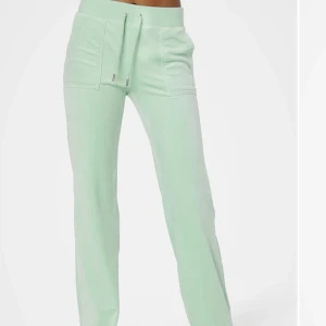 Juicy byxor - Jätte fina juicy byxor som är använda Max 2 gånger därför är de som nya. Säljer de då de inte kommer till användning. Ord pris är 1099 mitt pris är 700, kan tänka mig att gå ner i pris