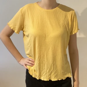 T-shirt från lager 157 - Gul ribbad t-shirt från lager 157 i storlek XL. Aldrig använd. Säljer då den inte används pga den är för stor för mig. (På bild 2 ser tröjan fläckig ut men jag lovar att det är ljuset, som du ser på bild 1 så finns det inga fläckar där) 