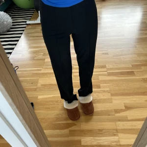 Kostymbyxor  - Svarta kostymbyxor i mycket bra skick. Lite använda. Tight passform.