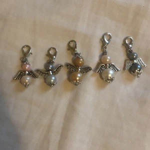 5 pack Lyckoängel  - Fem lyckoänglar som jag har gjort som säljs i fem pack. Perfekt på en väska eller dragkedja. Kan också användas på hästarnas träns och grimma. Är ungefär 2-1,5 cm långa. Kan köpas enskilt för 10 kr st. 