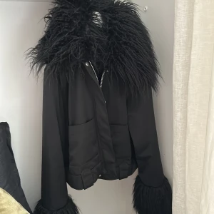 Cool jacka - Säljer denna jacka från and other stories. Använd 1 gång så i nysskick. 