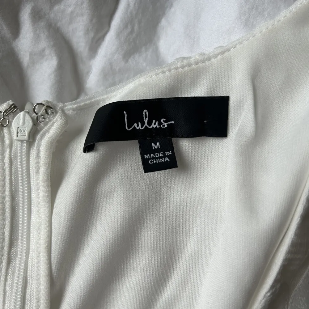 Säljer min studentklänning ifrån Lulus. Endast använd 1 gång och den har inga fläckar. Köpt för 1150kr men säljer den för 600kr.. Klänningar.