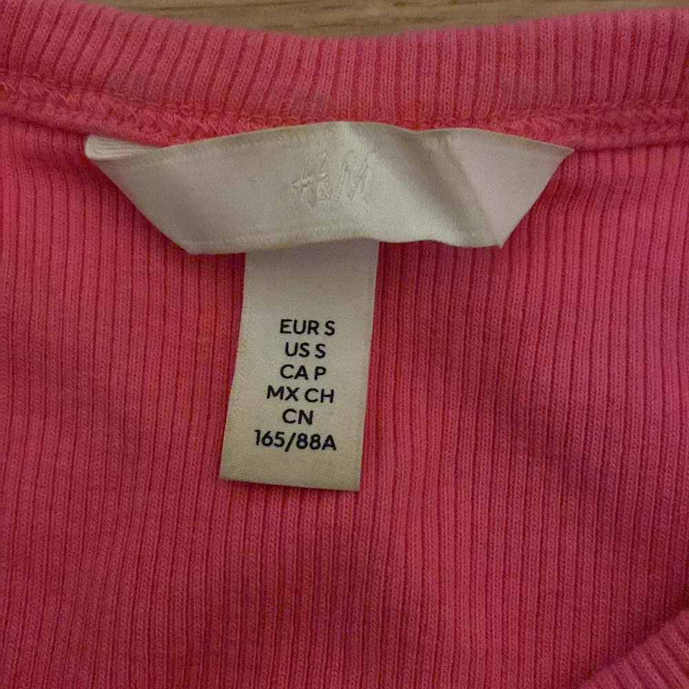 Rosa tröja, köpt från H&M. Toppar.