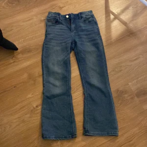 Blå flare jeans - Blåa midwaist flare jeans, knappt använda, köpta på cubus 