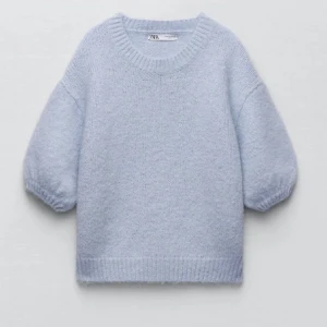 zara tröja - as mysig stickad t shirt från zara, köptes här på plick men har tyvärr inte fått någon användning av den❣️❣️(den har en liten defekt vid halsen men det är inget man ser)