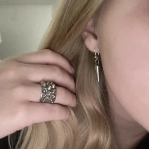 Silver örhängen  - Läs bio! Super söta silvriga örhängen som liknar Edblad köpt på plick ❤️Säljer då silver inte passar mig