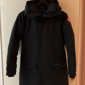 Canada Goose Langford Parka - Jag säljer denna vinterjacka som jag köpte nu i vintras som jag vill sälja pga har ingen användning av den. Kvitto finns köpt från johnells. För fler bilder i verkligheten så är det bara att höra av sig Nypris: 19 949 kr Jätte fint skick 9/10  Storlek: S