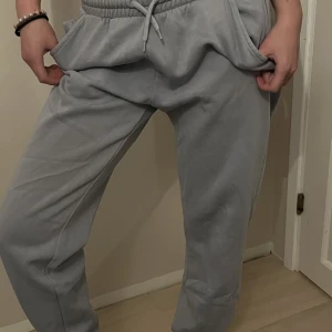 Blåa mjukisbyxor - Super sköna mjukisbyxor från Lindex perfekt nu till hösten 