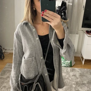 Kappa - Så himla fin kappa från hope! Säljer då jag har för många jackor och kappor💕 storlek 34 men passar mig som brukar ha S💘 använd gärna ” köp nu ”💝