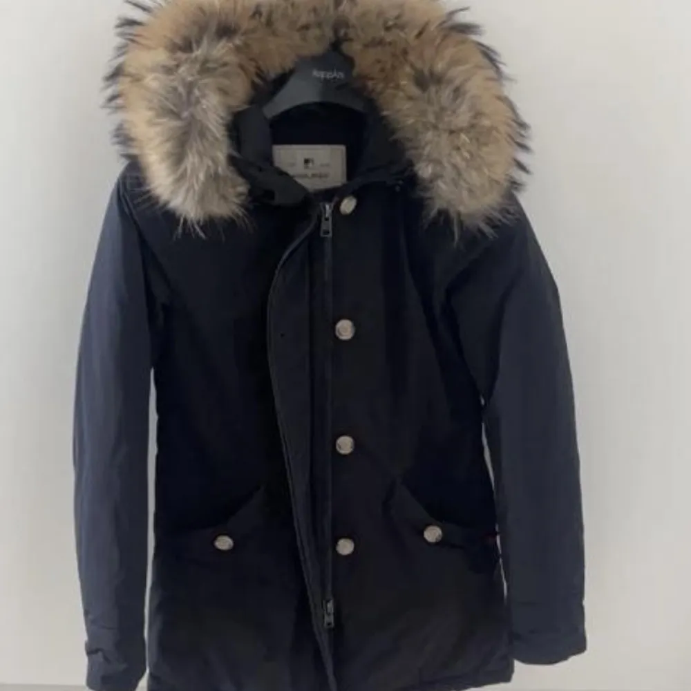 Säljer en Woolrich jacka så gott som ny knappt använd under en vinter. Perfekt längd. Säljer den endast på grund av att den har blivit för liten. Köpte den för ord pris 7700kr. Jackor.
