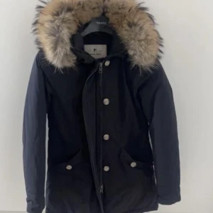 Woolrich vinterjacka - Säljer en Woolrich jacka så gott som ny knappt använd under en vinter. Perfekt längd. Säljer den endast på grund av att den har blivit för liten. Köpte den för ord pris 7700kr