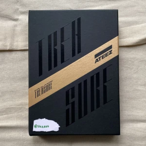 ATEEZ Treasure EP.Fin: All to Action (A version) - Allt ingår, även photocard! Fint skick men finns en liten skada i hörnet på ett av postcarden. Köparen betalar frakt, annars går det att mötas upp i Östersund. Skriv för frågor eller fler bilder! ♡