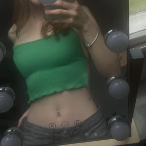 Grön topp med öppenrygg!! - Säljer denna super snygga gröna toppen med helt öppenrygg. Perfekt för en utekväll! Står ingen storlek på den men passar mig som ofta bär XS men då banden är justerbara kan den nog även passa större storlekar