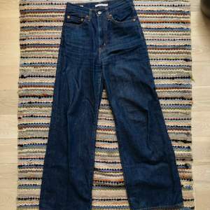 Mörkblå jeans i modellen ”ribcage wide leg” från levis. I storlek W27 L32. 