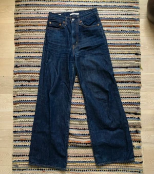 Levis jeans ribcage wide leg - Mörkblå jeans i modellen ”ribcage wide leg” från levis. I storlek W27 L32. 