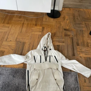 Valentino X Moncler jagka - Hej säljer en Valentino X Moncler jacka som är äkta det är en vindjacka och den har qr code och dist lapp den har 3 fickor där fram som är bra och dragkedjor på sidorna och den har luva och man kan göra så det är tajt på armarna. Priset inte fast 👍🏻