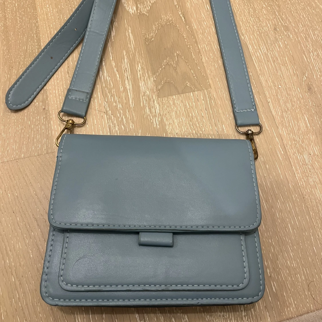 Liten blå väska