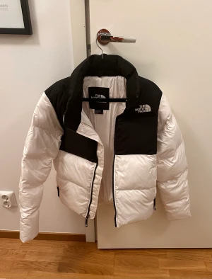 North Face Jacka Stl S - Jackor & ytterplagg, stl. 36 (S), Dam Säljes helt oanvänd North Face jacka storlek S. Inköpt 10 oktober 2023. Kvitto finns, dock så har vi av misstag tagit bort lapparna vilket gör att vi inte kan byta jackan. Pris 2.150 kr (nypris 2.699 kr) 2150 kr