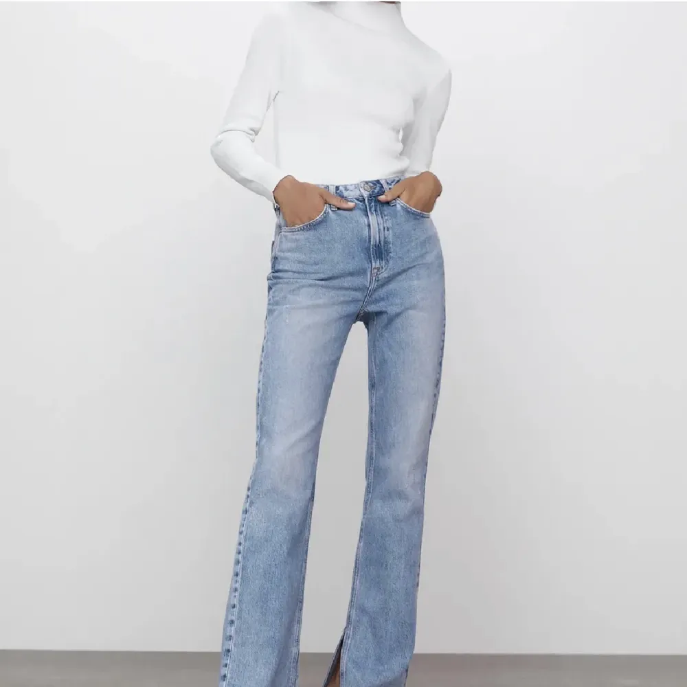 Jättefina och stretchiga jeans från zara i väldigt bra skick! Säljer eftersom jag har växt ur dem🫶🏼pris kan diskuteras . Jeans & Byxor.