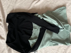2 tröjor från shein - 2 stycken tröjor från shein (vit och Grön) jätte fina men tighta och korta i armarna och väldigt korta. Finns även en till i vit som jag inte hitta som följer med om man köper👍🏻 Använd 2 gånger efter jag fått dem av en kompis.