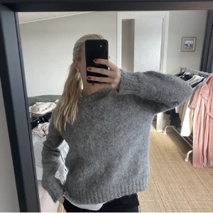Samsoe samsoe tröja - Säljer denna jättefina grå stickad tröjan från samsoe samsoe, nypris var 1500kr💓