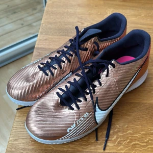 Nike airzoom innomhusskor - Köpta från unisport för 999kr knappt använda pris kan diskuteras 