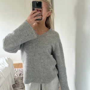 Stickad tröja - Helt ny tröja från Gina st xs 