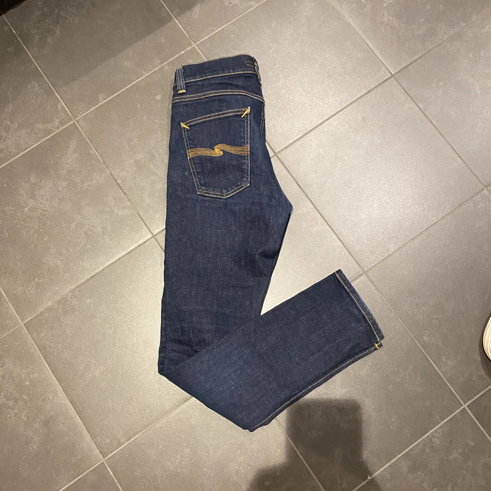 Säljer ett par schyssta nudie jeans i storleken 31/32. Jeansen är i jätte fint skick. Skriv vid frågor och funderingar.. Jeans & Byxor.