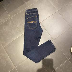 Säljer ett par schyssta nudie jeans i storleken 31/32. Jeansen är i jätte fint skick. Skriv vid frågor och funderingar.