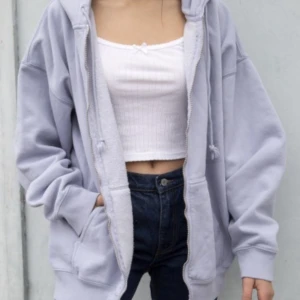 Christy zip Hoodie Brandy Melville  - En ljusblå/tint av lila zip up hoodie från Brandy. Den är i toppen skick! Rejält och mysigt material 🦋🤍🩵💜 