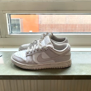 Jordans  - Jordans skor, är i väldigt bra skick förutom lite smutsiga men tvättas innan dem levereras. 
