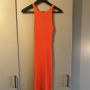 Röd långklänning - Helt ny röd stickad långklänning. Aldrig använd; enbart testad. Formar kroppen superfint!