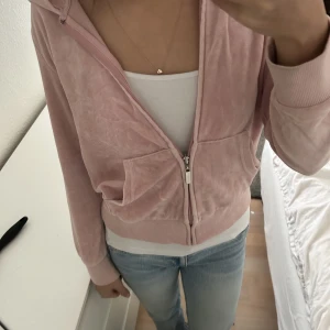 zip up kofta - Jättefin rosa kofta i väldigt bra skick🩷Priset går att diskutera