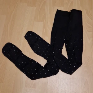 Prickiga strumpbyxor - Svarta, prickiga, lite tjockare nylonstrumpbyxor.