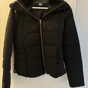 Täckjacka - Svart täckjacka från BikBok i strl XS säljes. Knappt använd. 