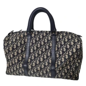 Dior boston bag - Säljer nu min fina boston jag från dior (blå). För mer frågor/bilder skriv, pga defekter (inuti väskan, fläckar!j kan jag gå ner i pris men endast vid snabbt köp