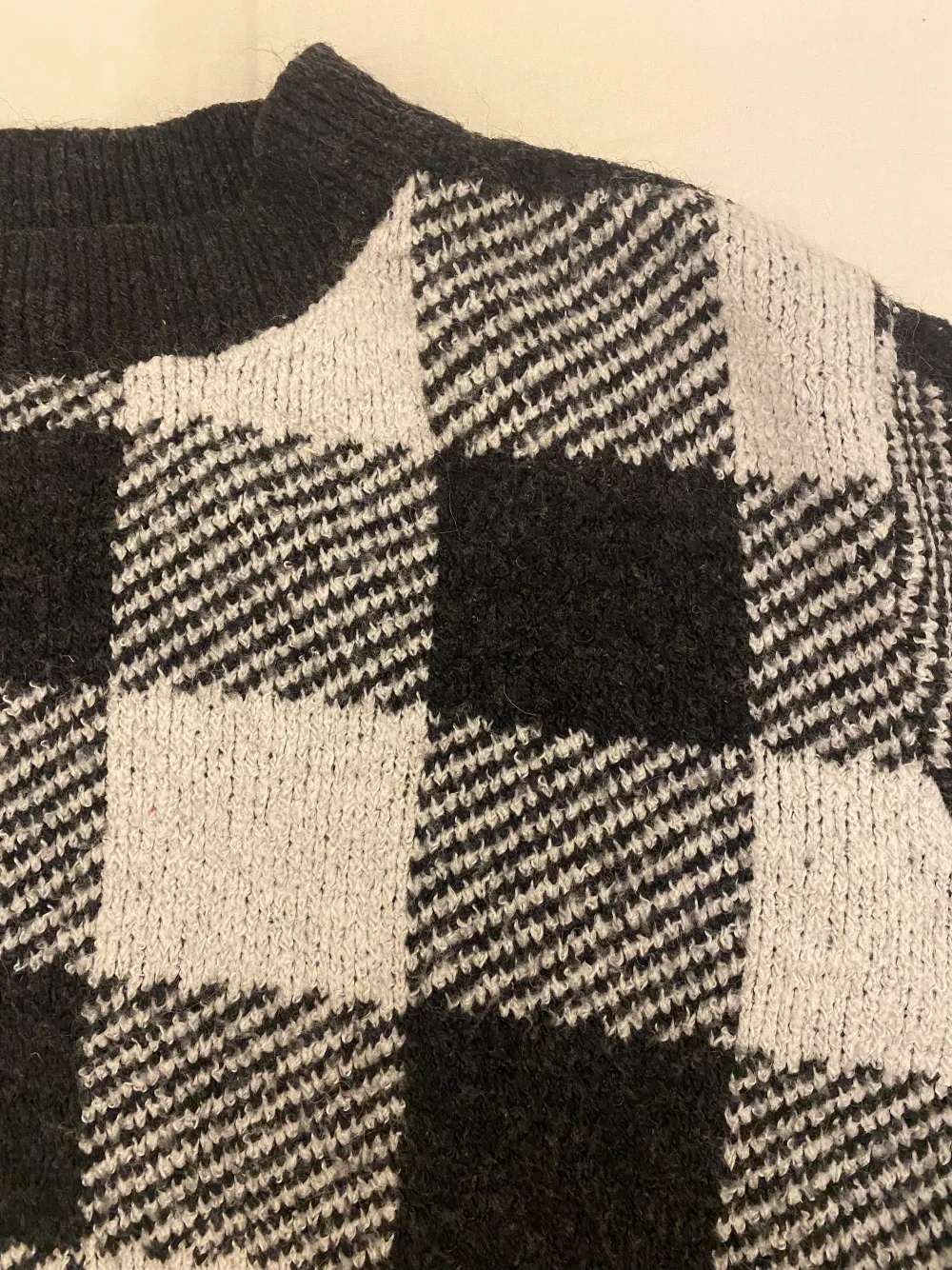 Vit och svart rutig stickad tröja från H&M i storlek M. Använd fåtal gånger därav nyskick. Säljer pga att den inte kommer till användning . Stickat.