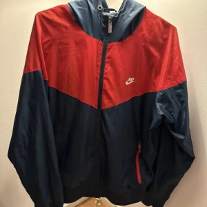 Nike vindjacka - Nike vindjacka som har blivit för stor för mig. Använd men mycket kvar att ge. Har skavanker, kan skicka bilder.